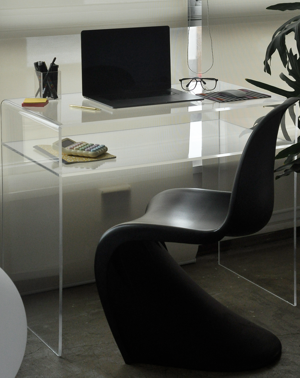 A07 — escritorio acrílico