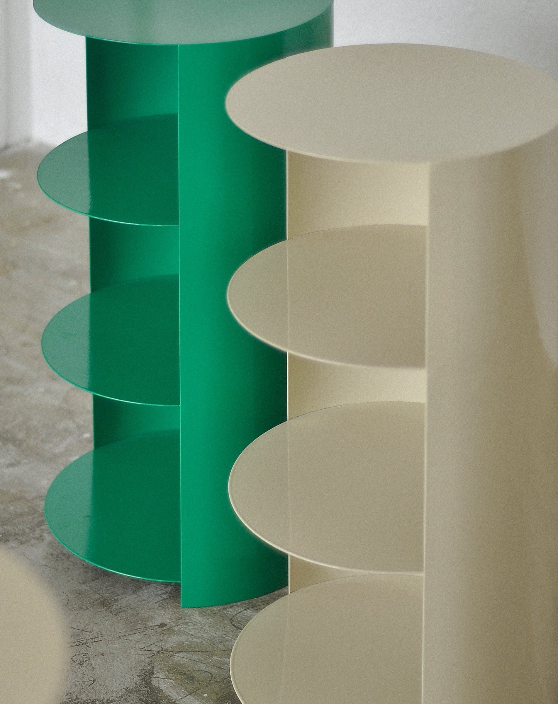 Mesa cilindro de metal colores