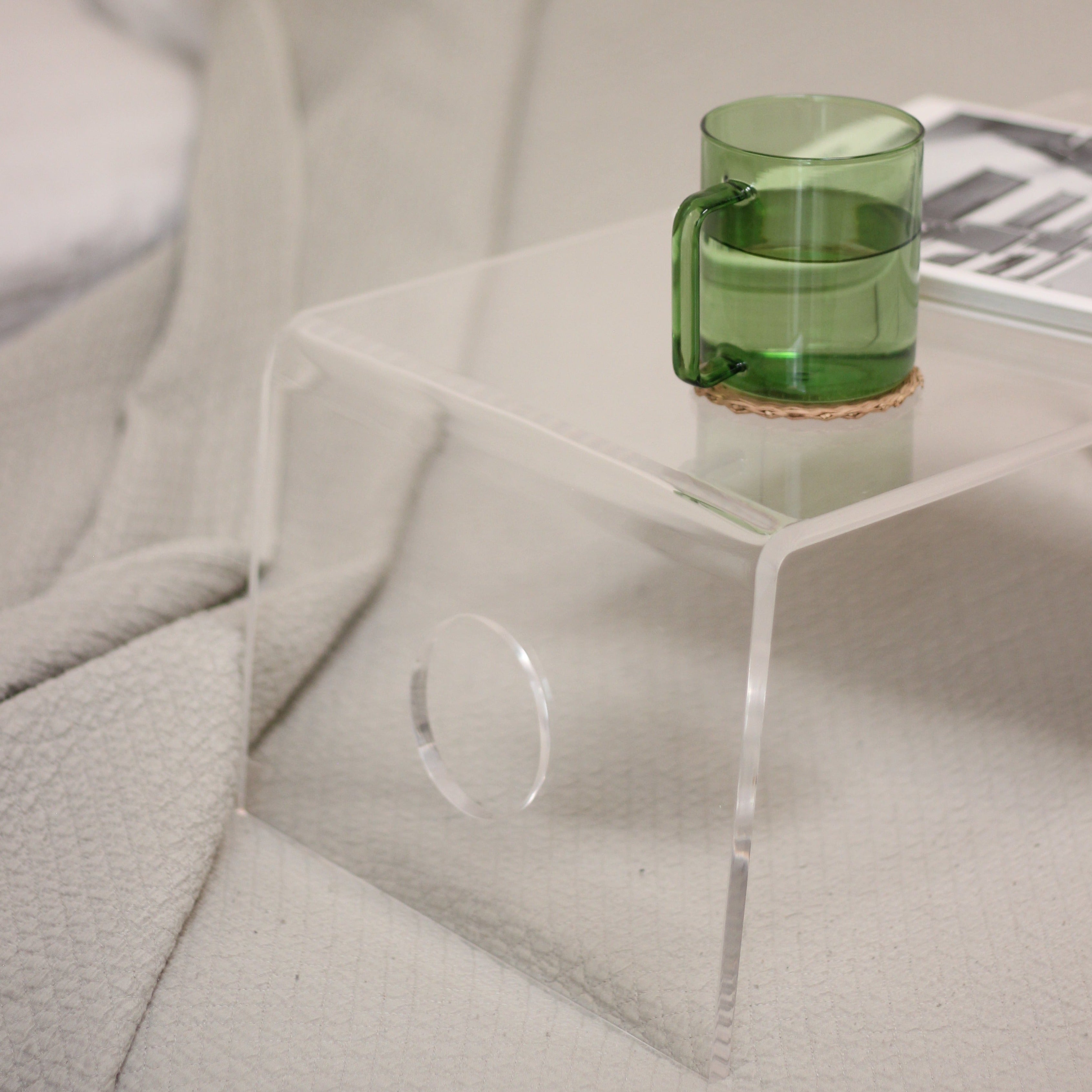 A06 — soporte home office